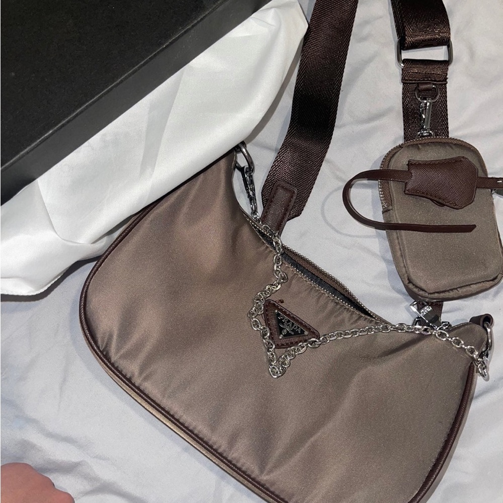 Prada 2005 bag supper cute like new with box